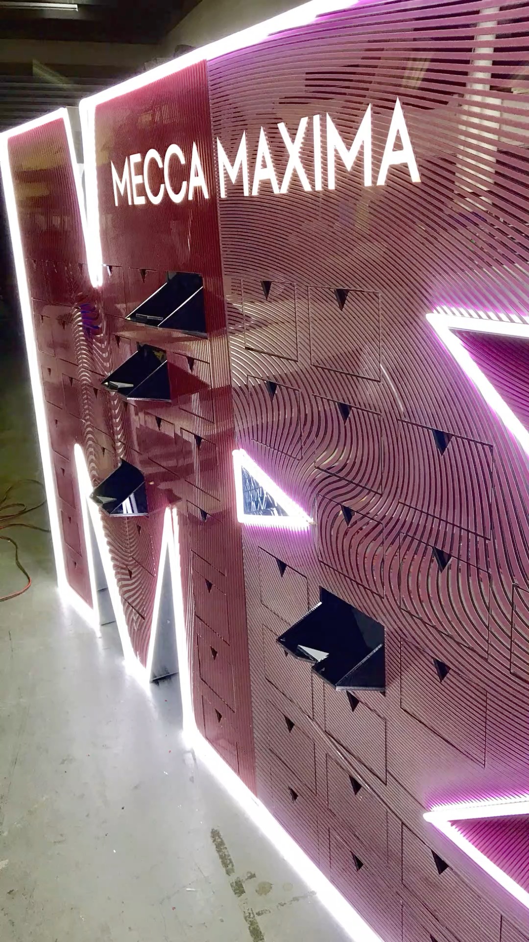 Precision-cut MECCA MAXIMA display panels
